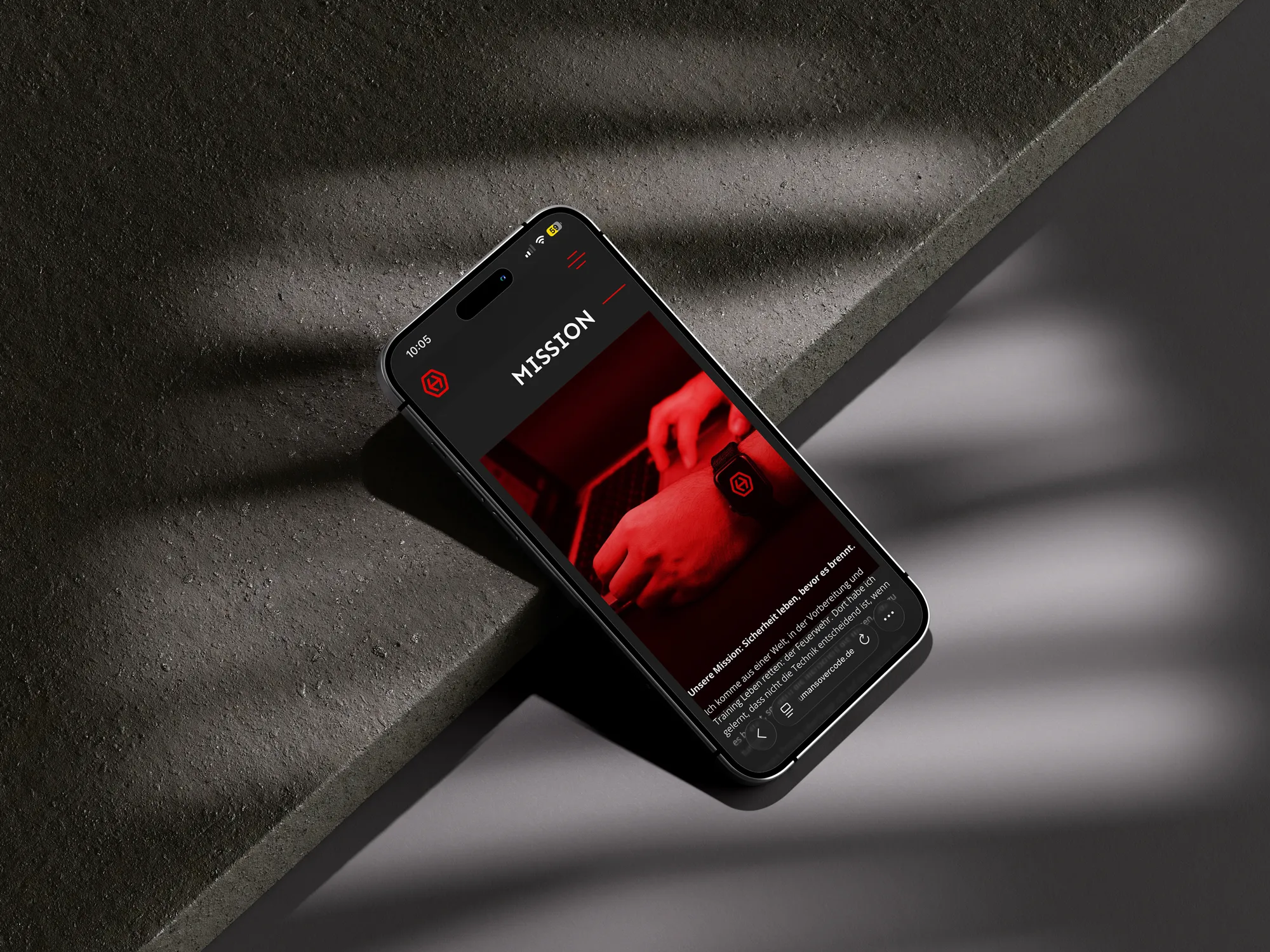 Ein Handy mit der Humansovercode Website ist zu sehen