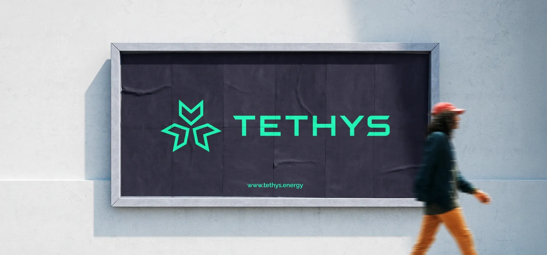 Außenwerbung von Tethys mit modernem Logo und Webadresse auf dunklem Hintergrund.