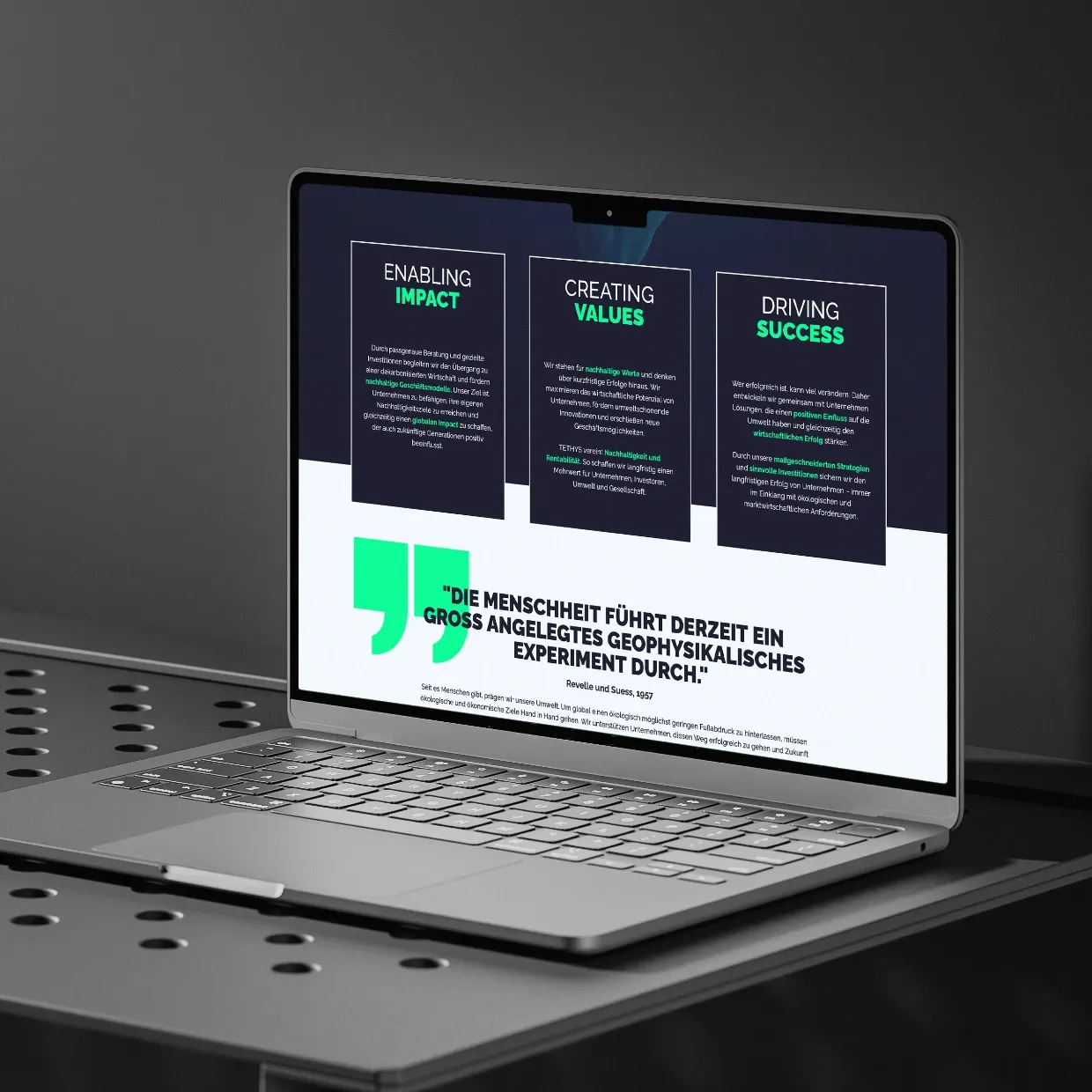 Laptop zeigt Tethys-Webseite mit Fokusbereichen ‚Enabling Impact‘, ‚Creating Values‘, ‚Driving Success‘ und markantem Zitat.