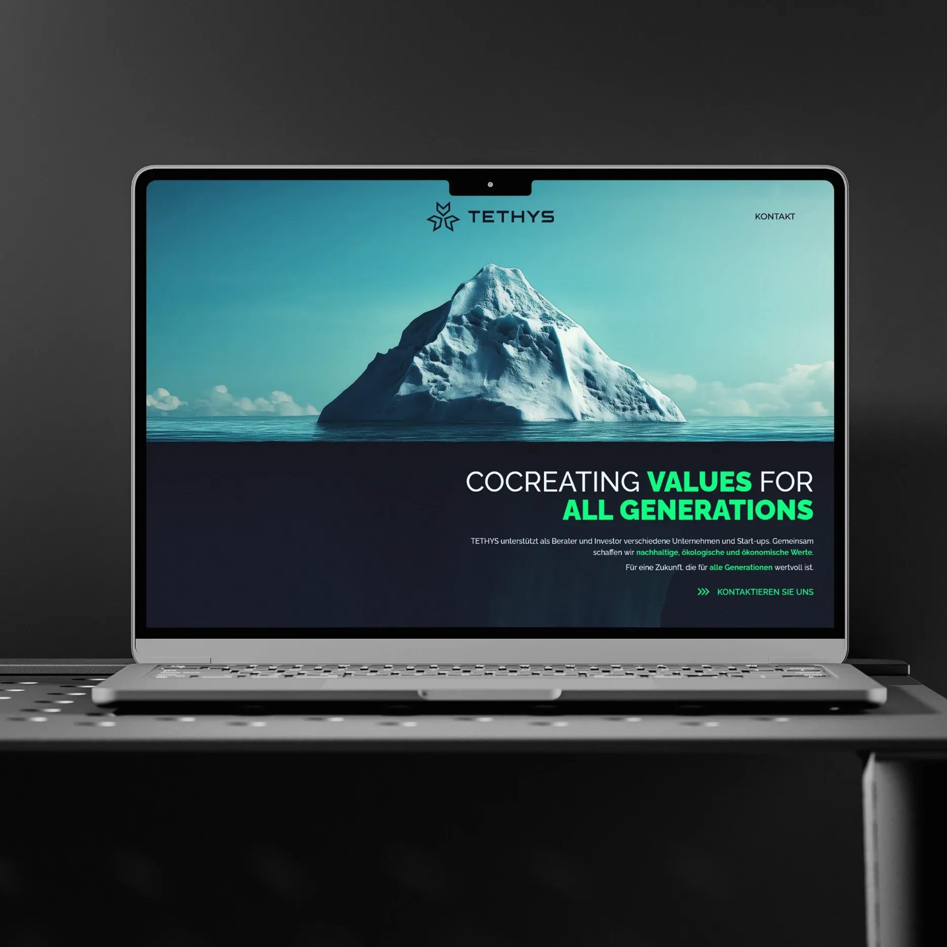 Tethys-Website auf einem Laptop mit heroischem Eisberg-Bild und Slogan ‚CoCreating Values for All Generations‘.