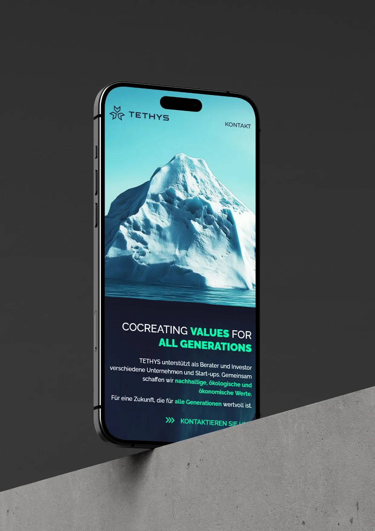 Startbereich der Tethys-Website auf einem Smartphone mit Eisberg-Motiv und nachhaltigem Markenversprechen.