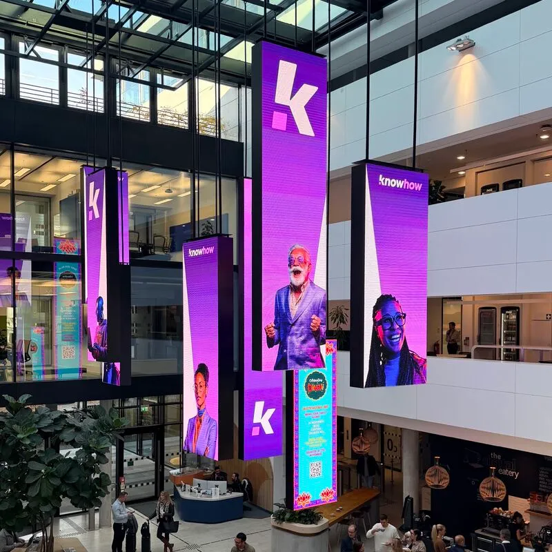 Knowhow-Logos auf einer großen digitalen Leinwand im Microsoft Headquarter München